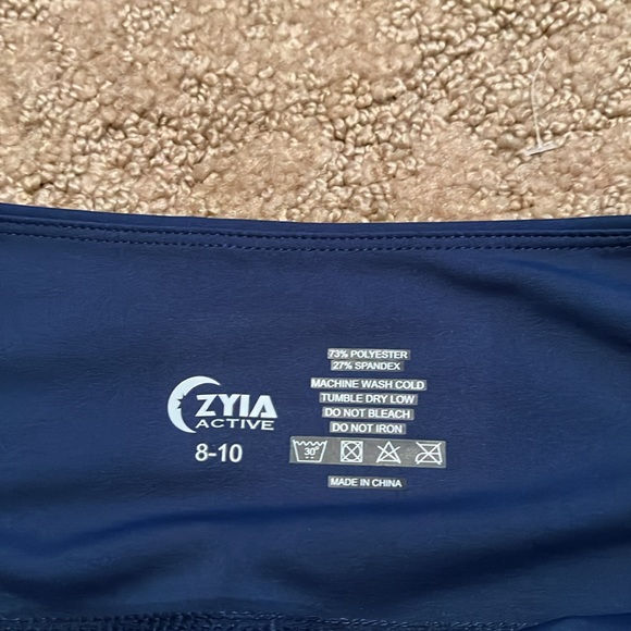 Zyia activewear 20” capri - Picture 3 of 3